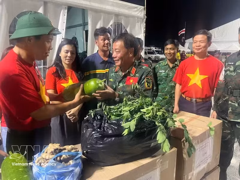 El embajador de Vietnam en Venezuela, Vu Trung My, entrega suministros de primera necesidad a los rescatistas en sus campamentos de campaña. (Foto: VNA)