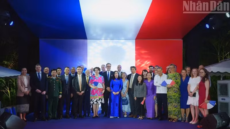 Diplomáticos y representantes de organizaciones se toman una foto conmemorativa durante la recepción.
