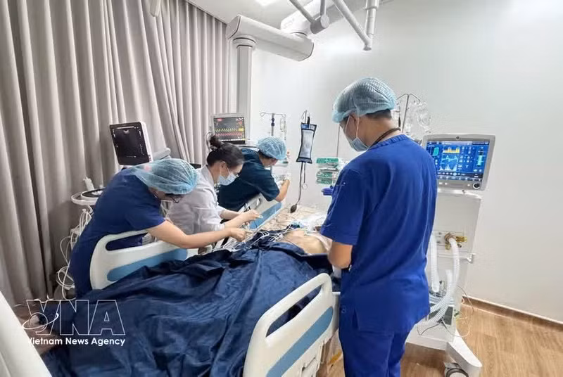 Médicos del Hospital Cho Ray, en colaboración con el Hospital Mat Troi Phu Quoc, brindan tratamiento intensivo a las víctimas del accidente de lancha rápida en Phu Quoc. (Foto: VNA)