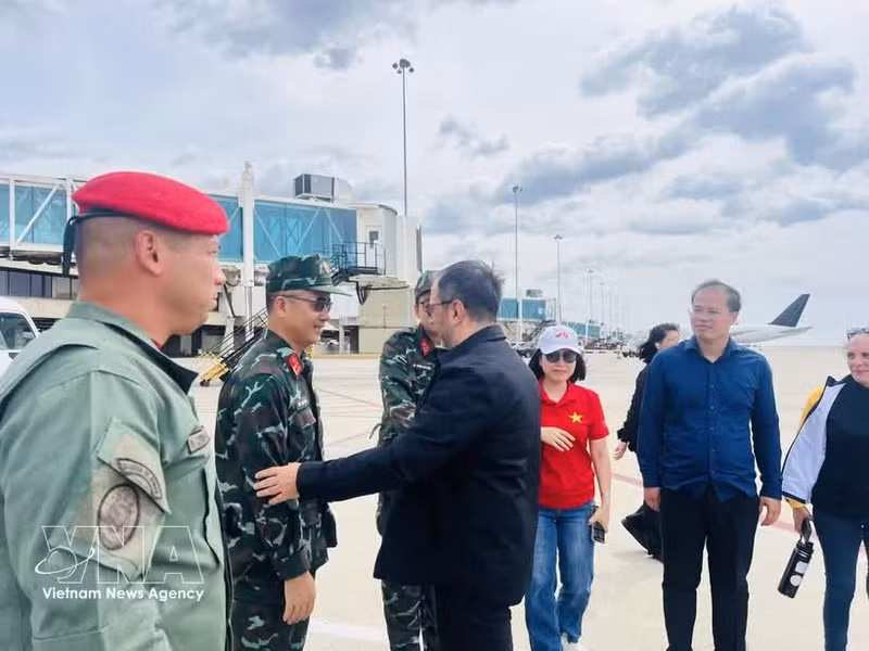 El ministro de Relaciones Exteriores de Venezuela, Yván Gil Pinto, se despide de la delegación vietnamita. (Foto: Cortesía de la Embajada/VNA)