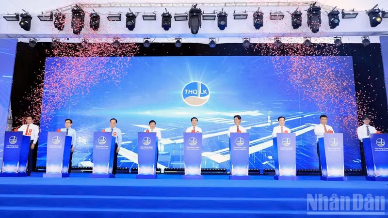 Vietnam presenta el primer lingote de aluminio producido en el país (Foto: Nhan Dan)