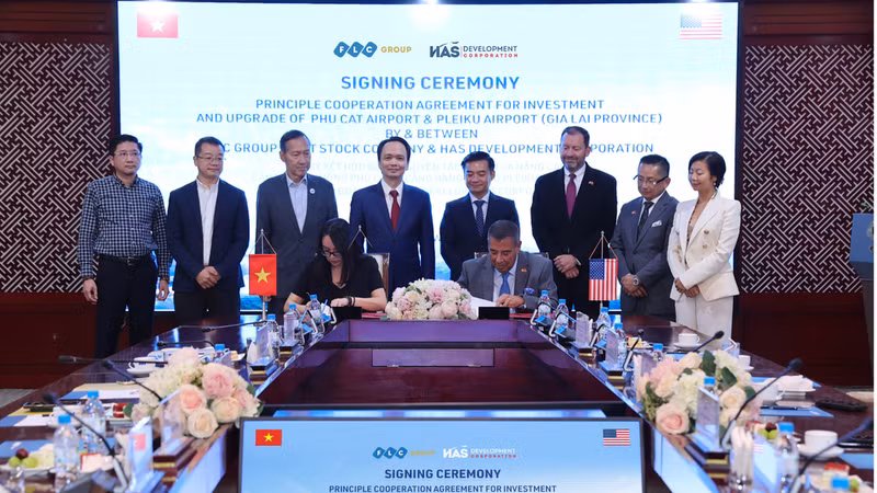 Representantes del grupo FLC y HASDC firman el memorando de entendimiento para modernizar los aeropuertos de Phu Cat y Pleiku, en la provincia de Gia Lai. (Foto: FLC)