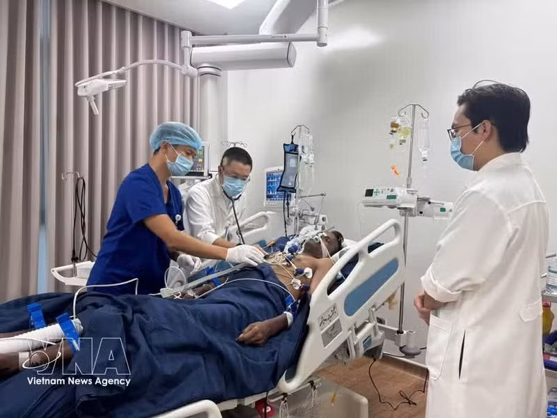 Las autoridades locales visitan a las víctimas que reciben atención y tratamiento en un hospital de Phu Quoc. (Foto: VNA)