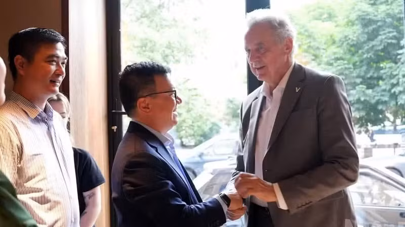 Le Quoc Minh se reúne con Evgeny Grigoriev, presidente del Comité de Asuntos Exteriores de San Petersburgo. (Foto: Thanh The)