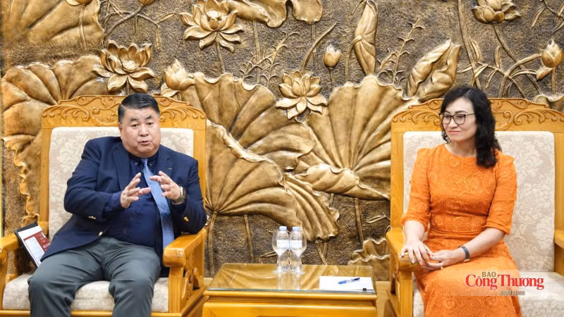 La viceministra de Industria y Comercio de Vietnam, Phan Thi Thang (derecha), recibe a Paul Le, vicepresidente de Central Retail Vietnam, encargado de la promoción comercial y las exportaciones, en Hanói el 20 de julio. (Foto: moit.gov.vn)