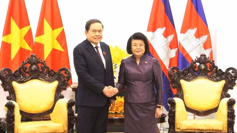 Durante su visita de Estado a Camboya, donde copresidió la Reunión de Alto Nivel entre el Buró Político del Comité Central del Partido Comunista de Vietnam y la Junta Permanente del Comité Central del Partido Popular de Camboya, así como la reunión entre los máximos dirigentes de los partidos de Vietnam, Camboya y Laos, el presidente de la Asamblea Nacional de Vietnam, Tran Thanh Man, sostuvo un encuentro con su similar de Camboya, Khuon Sudary, el 6 de febrero. (Foto: VNA)