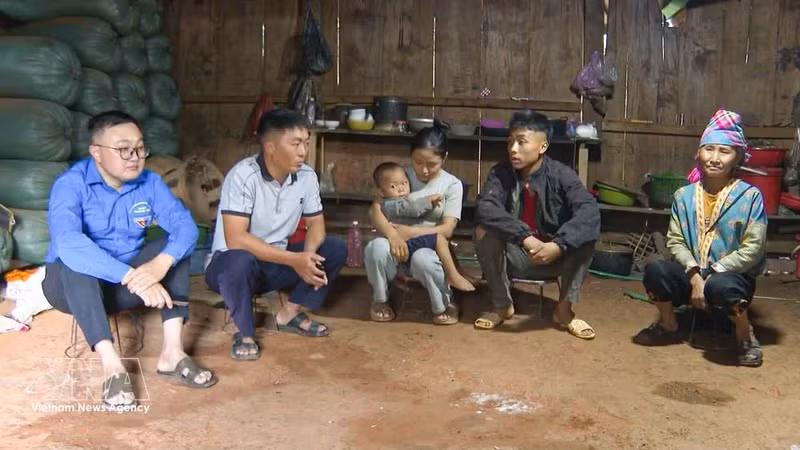 La juventud, en coordinación con las autoridades locales de la comuna de Pu Nhi, provincia de Dien Bien, visitan cada hogar para difundir información sobre las leyes relacionadas con el matrimonio y la familia. (Foto: VNA)