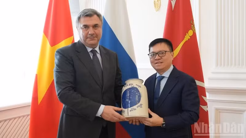 Le Quoc Minh se reúne con Vyacheslav Kalganov, vicepresidente del Comité de Asuntos Exteriores de San Petersburgo. (Foto: Thanh The)
