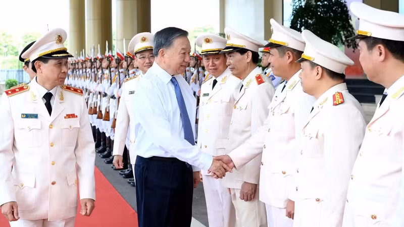 El secretario general del Partido Comunista de Vietnam y presidente del país, To Lam, visita el Centro de Técnicas Operativas del Ministerio de Seguridad Pública (Foto: Nhan Dan)