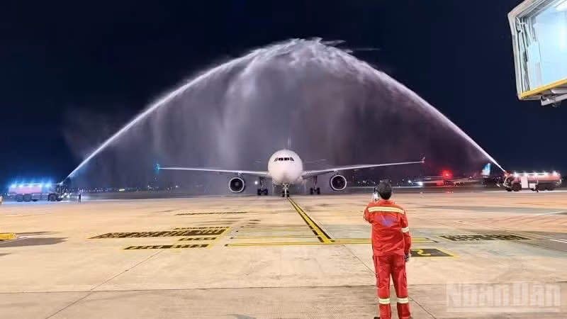 El vuelo WE271 de Parata Air es recibido con el tradicional saludo de cañones de agua.