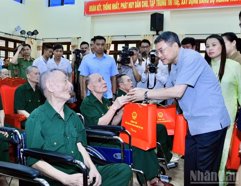 El primer ministro Le Minh Hung visita a los soldados heridos y enfermos que reciben tratamiento en el Centro de Rehabilitación Kim Bang, en la provincia de Ninh Binh. (Foto: Nhan Dan)