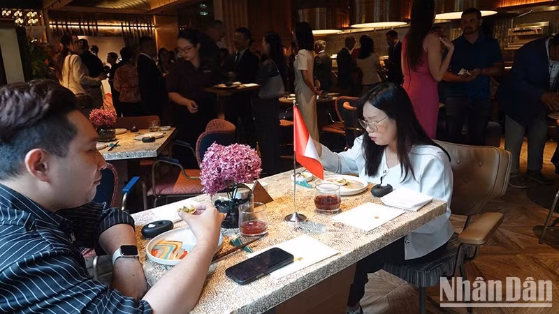Los invitados disfrutan de la gastronomía peruana. (Foto: Linh Bao)
