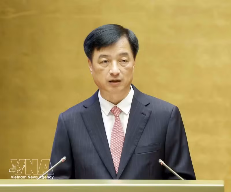 Nguyen Duy Ngoc, miembro del Buró Político, secretario del Comité Central del Partido y jefe de su Comisión de Organización, interviene en la cita. (Foto: VNA)