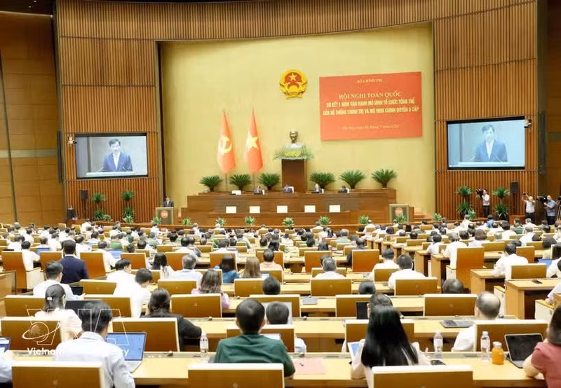 Durante la conferencia para evaluar el primer año de funcionamiento del modelo organizativo integral del sistema político y del modelo de administración de tres niveles. (Foto: VNA)