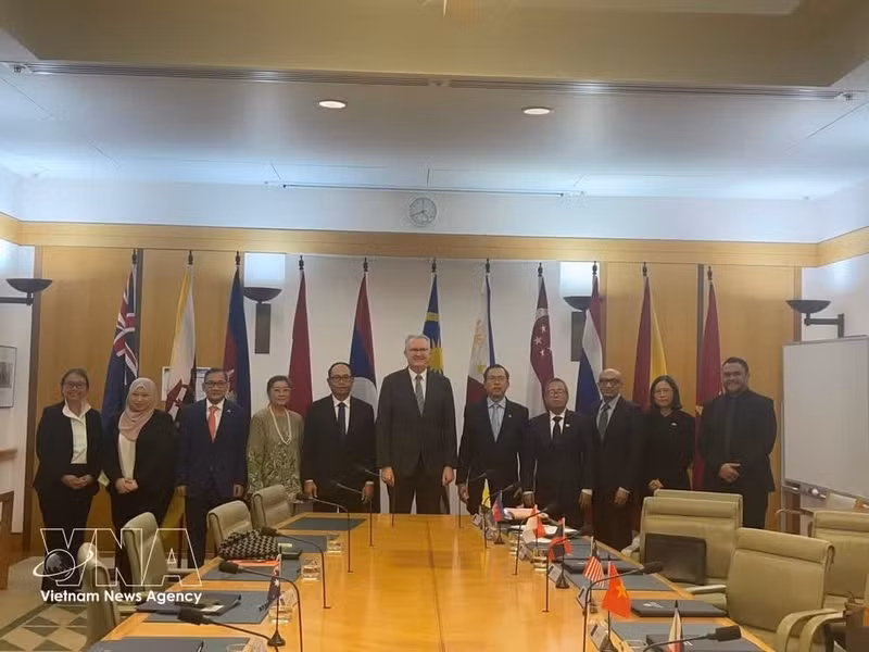 La sesión de trabajo entre el embajador de Vietnam en Australia y presidente del Comité de la Asean en Canberra (ACC), Pham Hung Tam, y el ministro de Asuntos Internos de Australia, Tony Burke. (Foto: VNA)