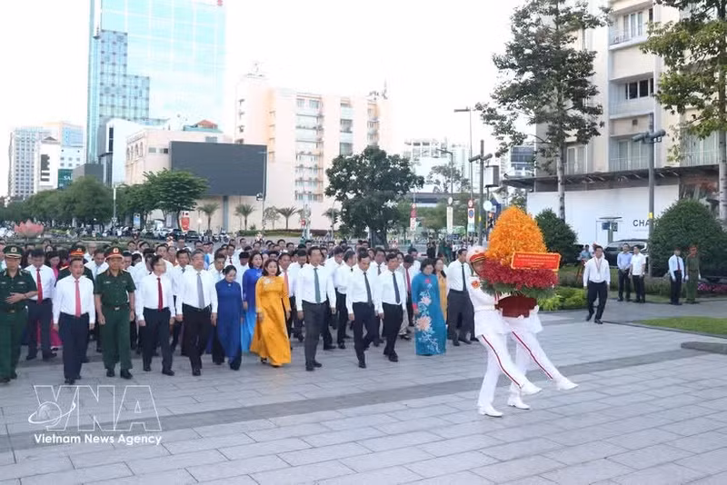 Las autoridades de Ciudad Ho Chi Minh ofrecen flores en el Parque del Monumento dedicado al Presidente Ho Chi Minh en la calle peatonal Nguyen Hue, en el distrito de Saigón. (Foto: VNA)