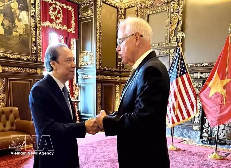 El embajador de Vietnam en Estados Unidos, Nguyen Quoc Dung, y el gobernador de estado de Minnesota, Tim Walz. (Foto: VNA)