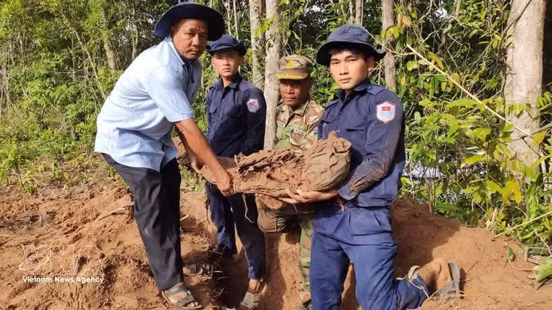 El equipo de K92 realiza su trabajo de búsqueda y recuperación de restos de mártires vietnamitas en la provincia de Kam Pot, Camboya (Foto: VNA)