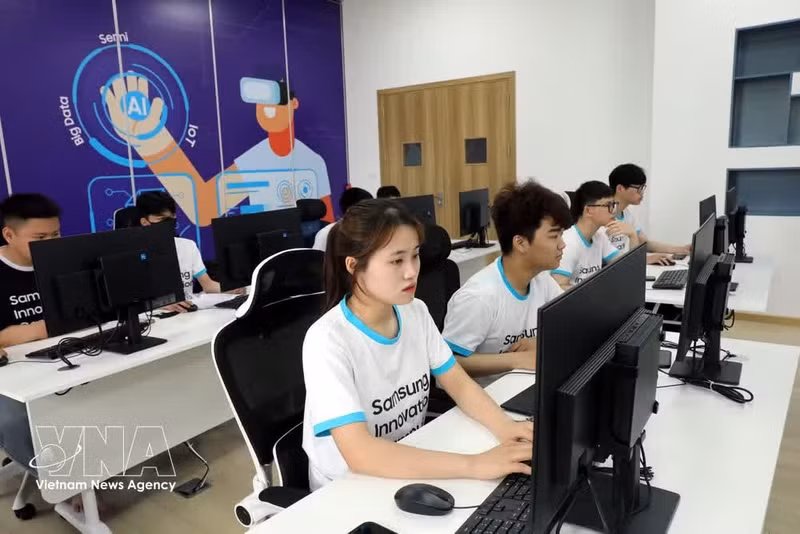 Una clase sobre inteligencia artificial del programa Samsung Innovation Campus en el Instituto Tecnológico Vietnam-Corea en Bac Giang. (Foto: VNA)