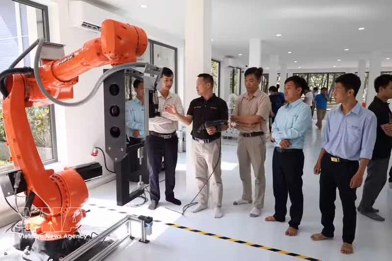 Pruebas de robots industriales en el Centro de Formación, Investigación y Desarrollo de Robótica Industrial y Aplicaciones de Inteligencia Artificial (Universidad Tecnológica de Da Nang - Universidad de Da Nang). (Foto: VNA)