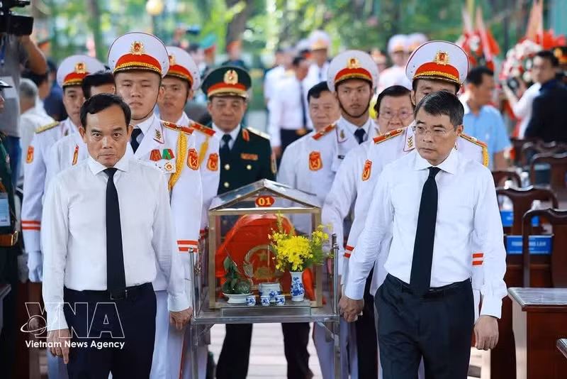 El primer ministro Le Minh Hung traslada los restos de un soldado caído al lugar de recogida y sepultura. (Foto: VNA)