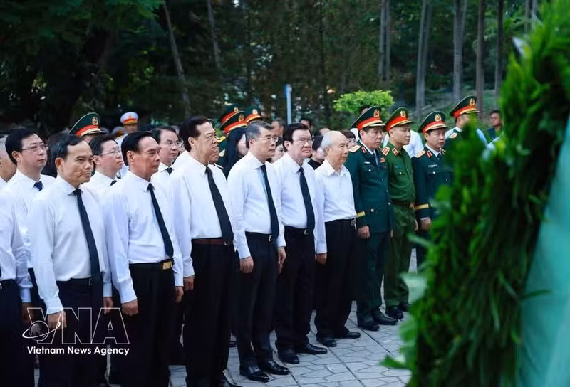 El primer ministro Le Minh Hung ofrece flores e incienso ante el monumento del difunto secretario general Tran Phu y los héroes mártires en el parque Le Thi Rieng. (Foto: VNA)