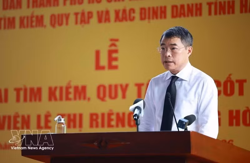 El primer ministro Le Minh Hung habla en el acto. (Foto: VNA)
