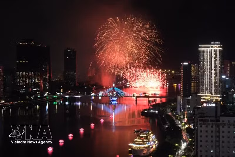 Un espectáculo en el Festival Internacional de Fuegos Artificiales de Da Nang 2026 (Foto: VNA)