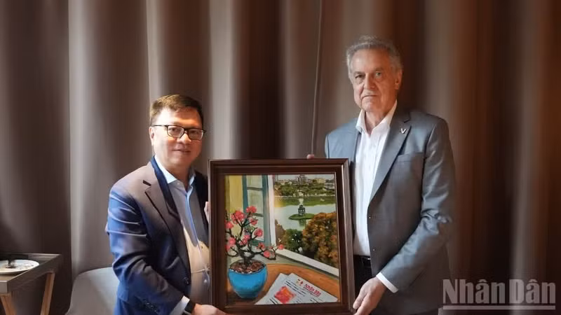 Le Quoc Minh y Evgeny Grigoriev, presidente del Comité de Asuntos Exteriores de San Petersburgo. (Foto: Thanh The)