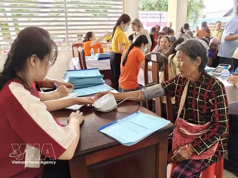 Chequeo médico para adultos mayores. (Foto: VNA)