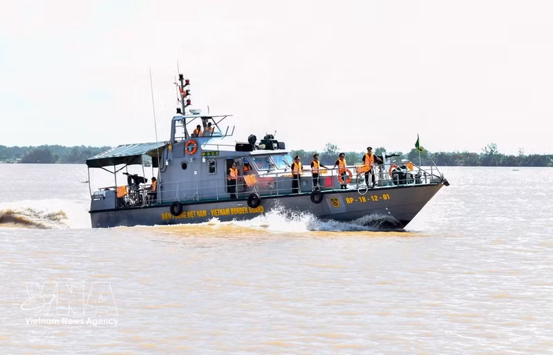 Un buque patrullero del Escuadrón de la Guardia Fronteriza realiza patrullajes, inspecciones y labores de divulgación sobre la lucha contra la pesca ilegal entre los pescadores en el mar. (Foto: VNA)