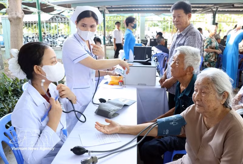 Médicos del Hospital General de Ninh Thuan (provincia de Khanh Hoa) examinan a pacientes ancianos. (Foto: VNA)