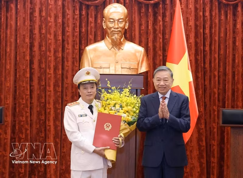 El secretario general del Partido Comunista de Vietnam y presidente del Estado, To Lam, entrega la decisión de ascender del grado de teniente general al de coronel general a Dang Hong Duc, viceministro de Seguridad Pública (Foto: VNA)