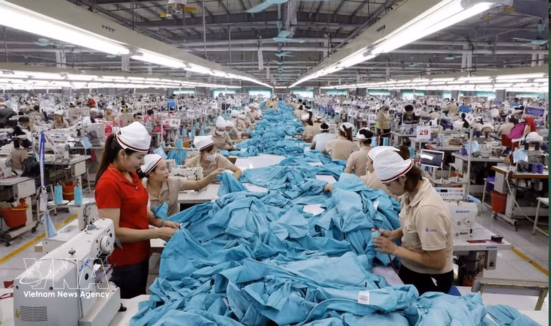 La producción de confección de prendas para la exportación en Viet Pan Pacific World, en la comuna de Hiep Hoa, provincia de Bac Ninh. (Foto: VNA)