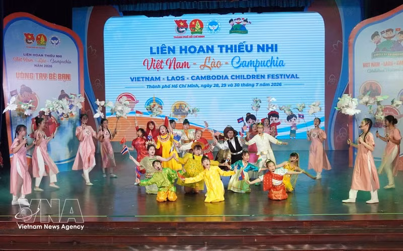 Actuación artística en la ceremonia de clausura del Festival Infantil de los tres países Vietnam-Laos-Camboya. (Foto: VNA)