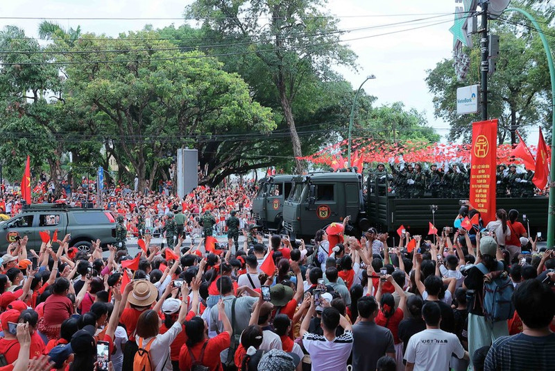 Los soldados interactúan con la gente antes del segundo ensayo general del desfile militar, el 25 de agosto de 2025. (Foto: VNA)