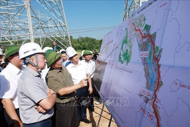 El primer ministro Pham Minh Chinh inspecciona el avance de la construcción del proyecto de la línea de transmisión de 500 kV Lao Cai - Vinh Yen. (Foto: VNA)