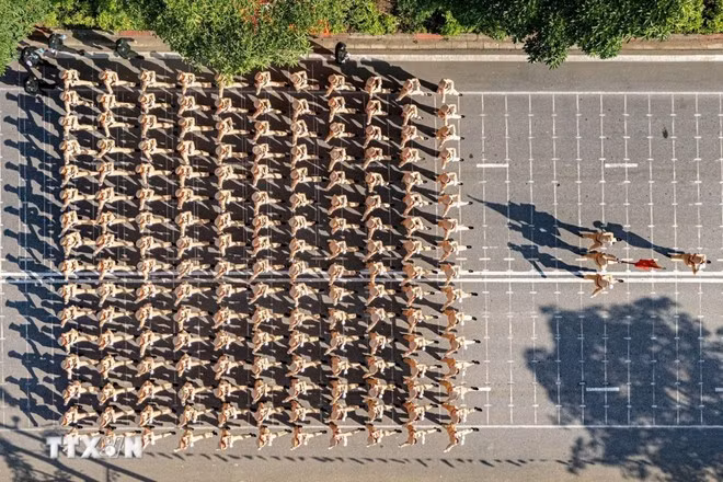 La fuerza policial ensaya conjuntamente, lista para el desfile conmemorativo del 80º aniversario de la Revolución de Agosto y el Día Nacional. (Foto: VNA)