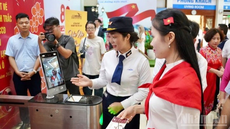 Sistema de control de billetes biométrico en la estación de tren de Hanoi. (Foto: Nhan Dan)