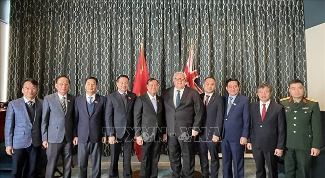 El presidente de la Cámara de Representantes neozelandesa, Gerry Brownlee (quinto desde la derecha), y la delegación de la Comisión de Defensa Nacional, Seguridad y Asuntos Exteriores de la Asamblea Nacional de Vietnam. (Foto: VNA)