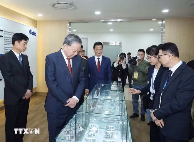 El secretario general del Partido Comunista de Vietnam, To Lam, visita la empresa Amkor Technology Vietnam en el Parque Industrial Yen Phong II-C, provincia de Bac Ninh. (Foto: VNA)