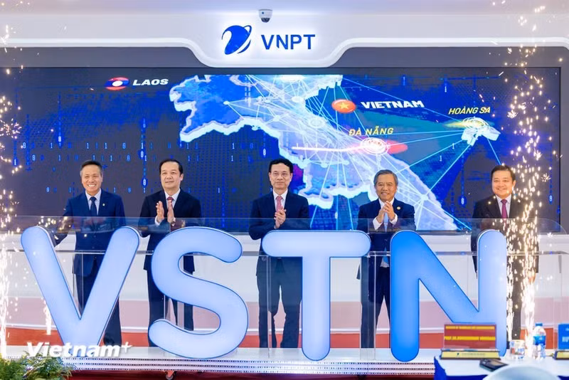 El Grupo VNPT ha puesto en marcha oficialmente la línea de cable terrestre VSTN, la primera conexión directa entre Vietnam y Singapur que utiliza exclusivamente infraestructura terrestre. (Foto: VNA)