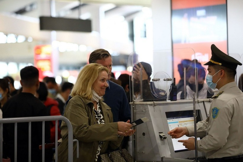 El personal de seguridad de la aviación verifica la información de los pasajeros. (Foto: VNA)