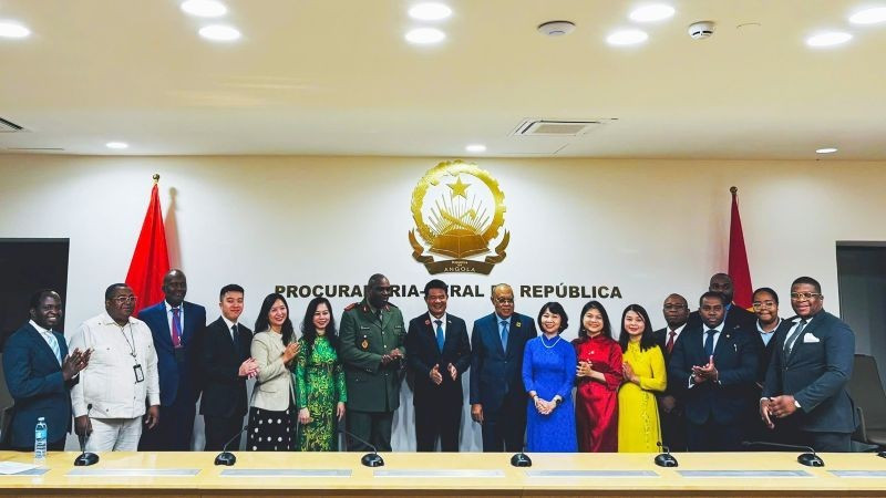 El fiscal general de la Fiscalía Popular Suprema y la delegación vietnamita de alto nivel realizan una visita de cortesía a la Fiscalía General tras la ceremonia de firma, celebrada en Luanda en agosto de 2025. 