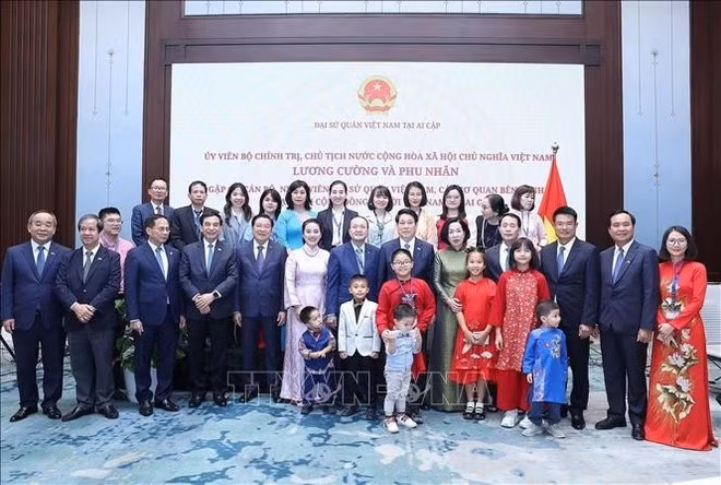 El presidente Luong Cuong, su esposa y una delegación de alto nivel, junto con personal de la Embajada de Vietnam en Egipto. (Foto: VNA)