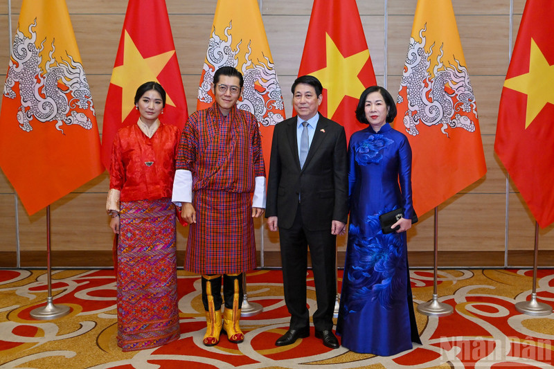El presidente vietnamita, Luong Cuong, y su esposa ofrecen un solemne banquete en honor del Rey Jigme Khesar Namgyel Wangchuck de Bután y su Reina. (Foto: Nhan Dan)