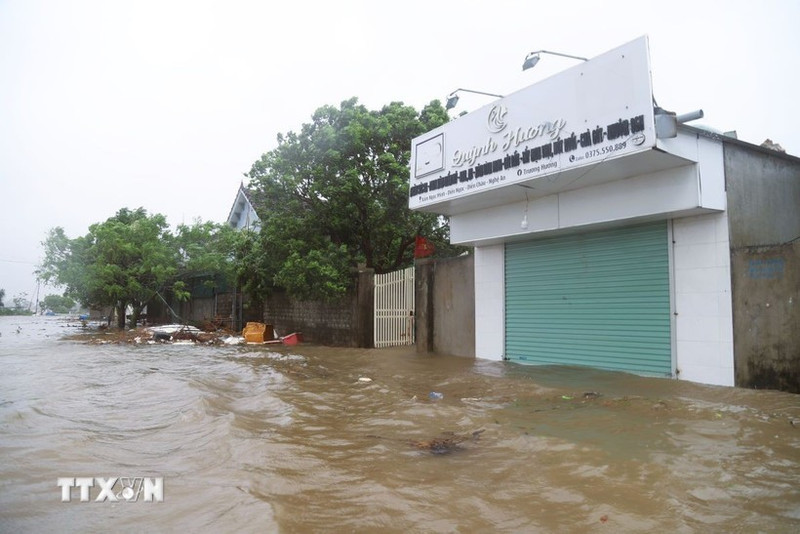Las zonas residenciales cercanas al estuario de Lach Van, en la comuna de Dien Chau (provincia de Nghe An), sufrieron graves inundaciones. (Foto: VNA) 