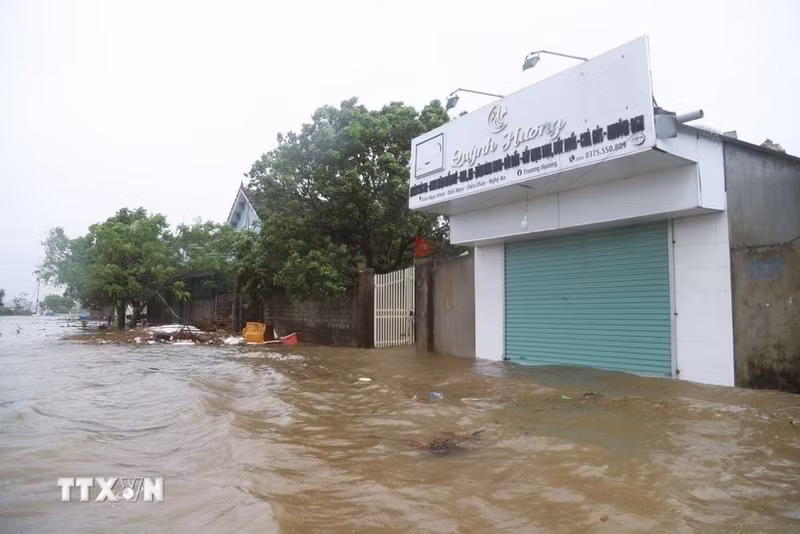 Las zonas residenciales cercanas al estuario de Lach Van, en la comuna de Dien Chau (provincia de Nghe An), sufrieron graves inundaciones. (Foto: VNA) 