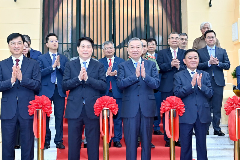 El secretario general del Partido Comunista de Vietnam, To Lam (en el medio), el presidente de la República, Luong Cuong (segundo, desde la izquierda), y otros líderes en el acto de inauguración de la obra renovada (Foto: Nhan Dan)
