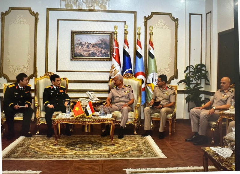 Panorama de la reunión entre el ministro de Defensa de Vietnam, general Phan Van Giang, y su homólogo egipcio, general Abdel Mageed Saqr. (Foto: VNA)